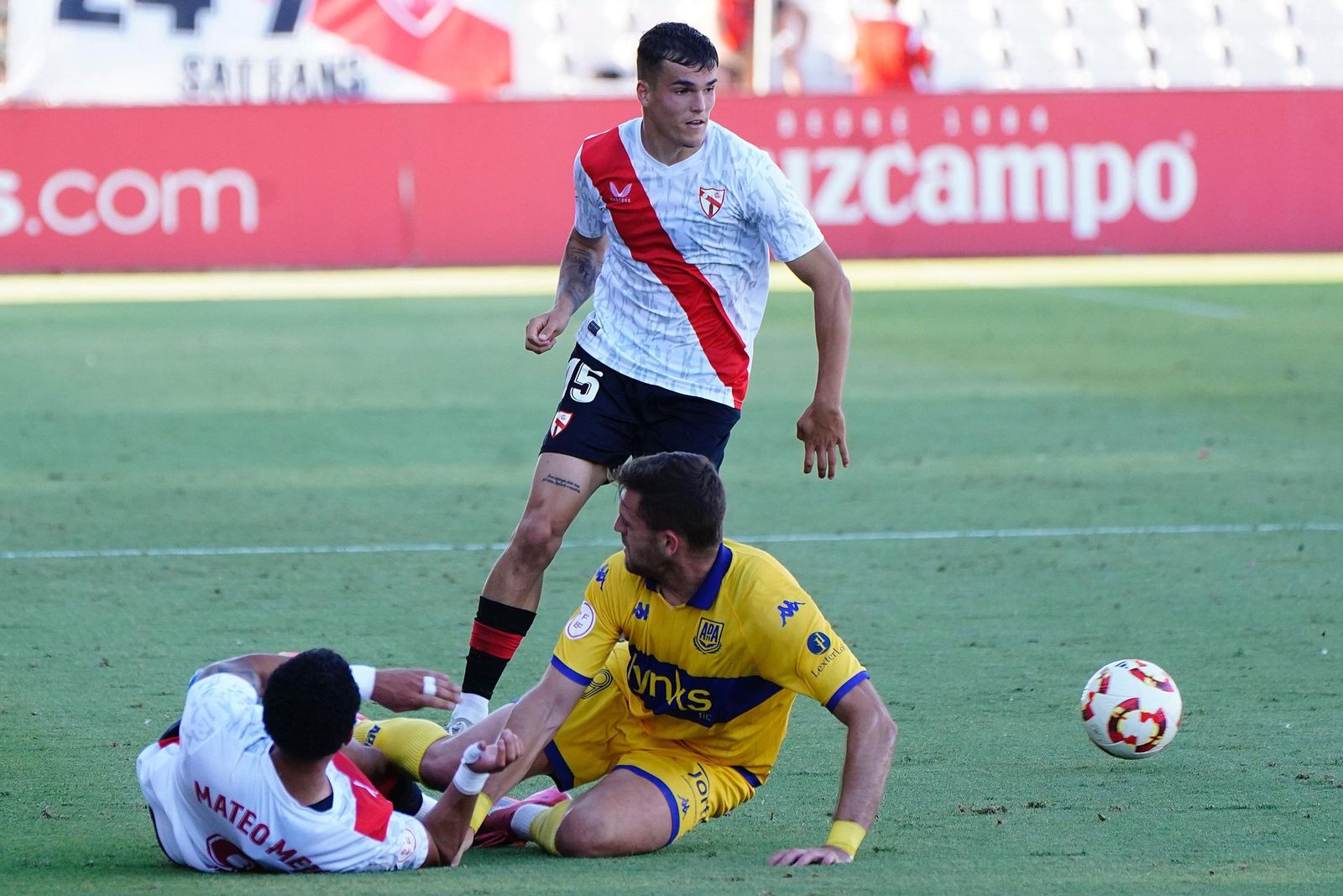 Mateo Mejia e Iker Muñoz luchando por la posesión en el encuentro contra el Alcorcón