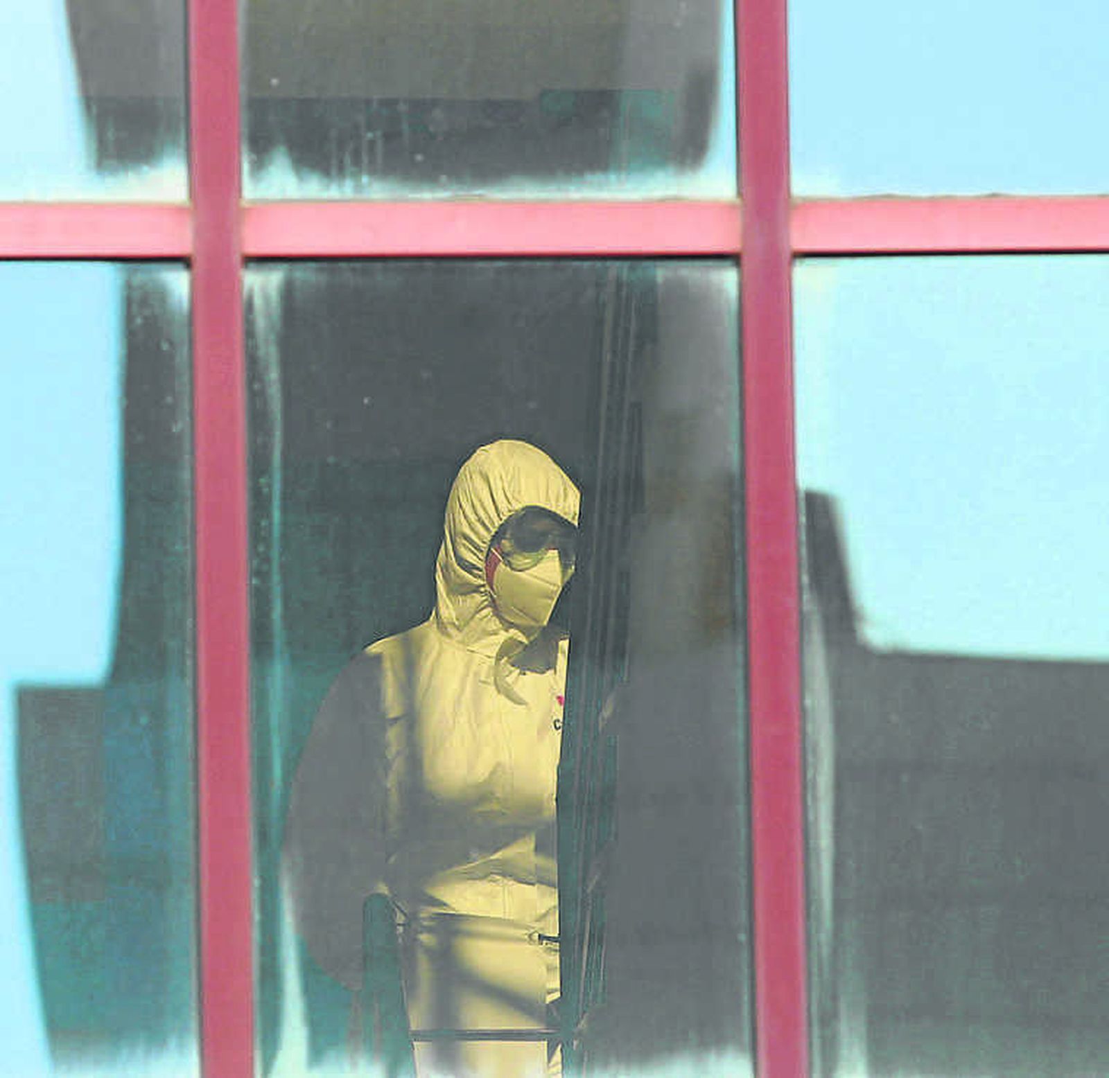 Un trabajador sanitario, en el centro de la Cruz Roja de Málaga.