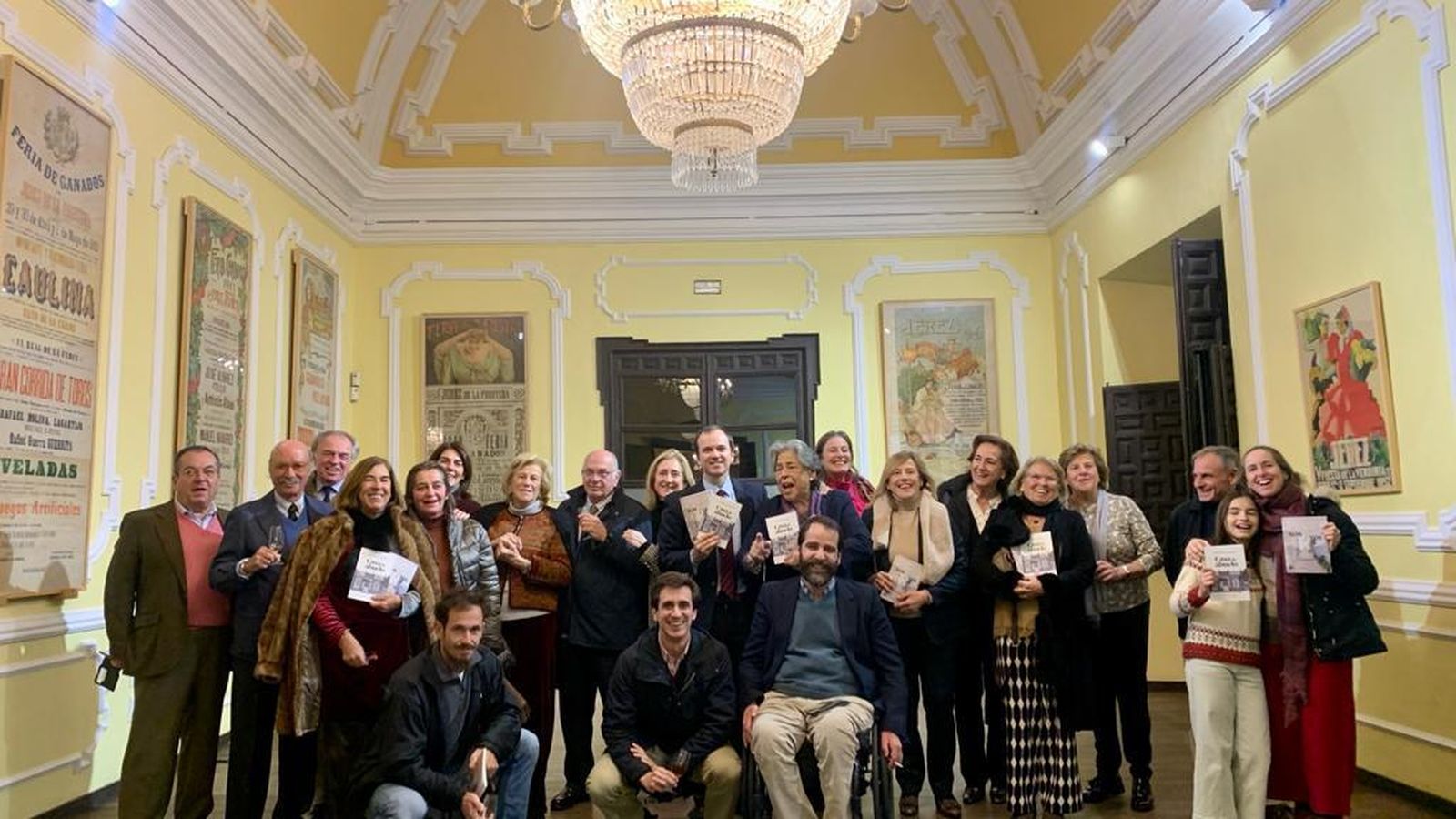 Foto de familia en la presentación del libro.
