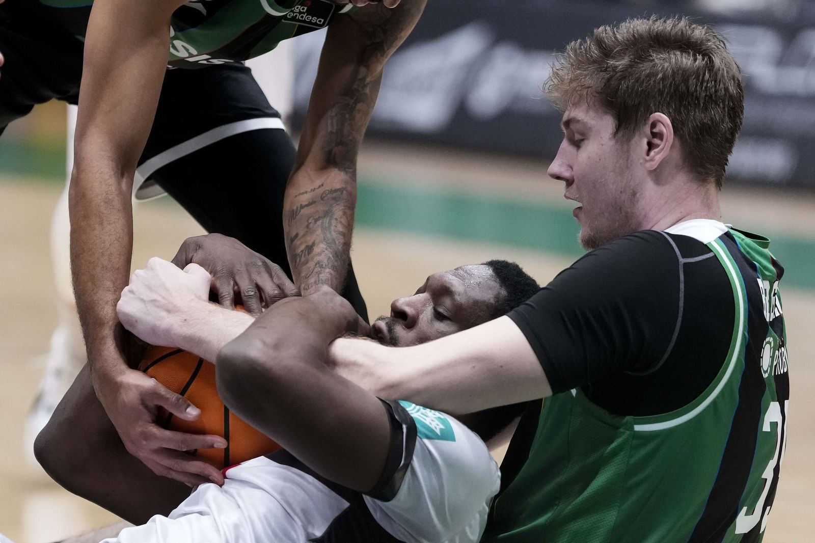 Pugna por el balón en el parqué del Olimpic de Badalona
