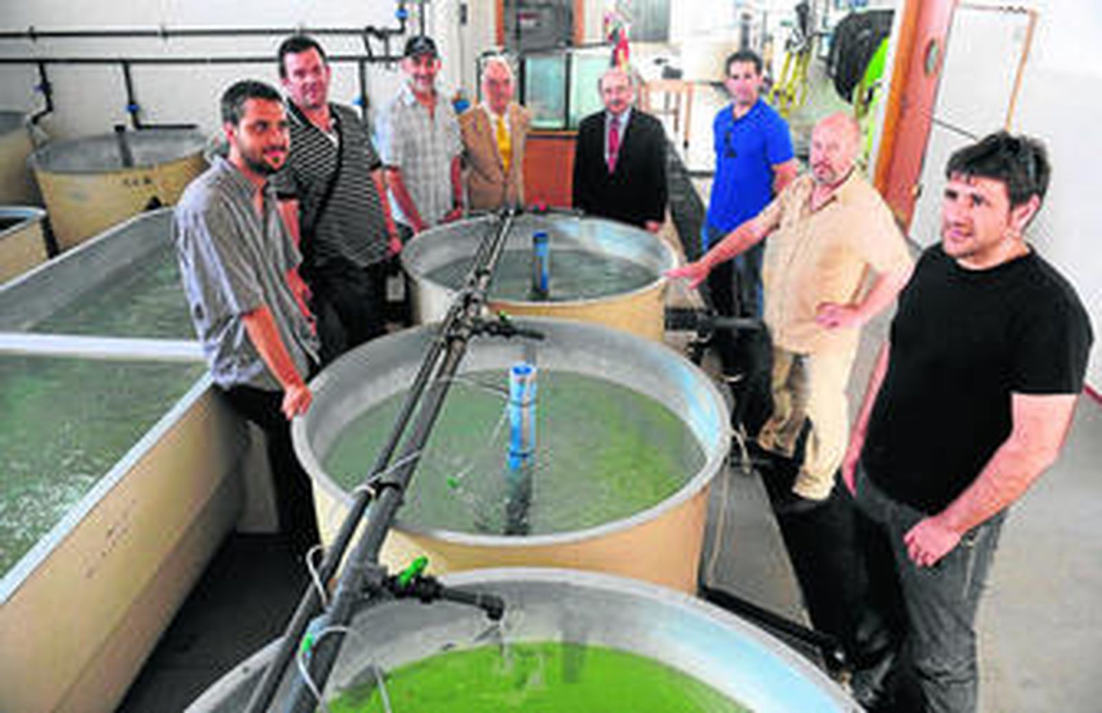 Todos los partícipes del proyecto posan en los criaderos de alevines.