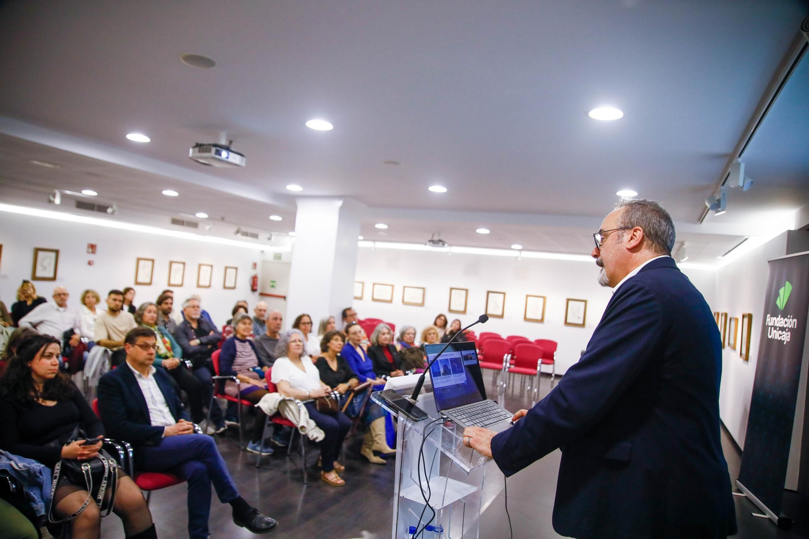 Semana de la Cultura UAL en Fundación Unicaja de Almería con Juan Luis Cano experto en defensa planetaria, en imágenes