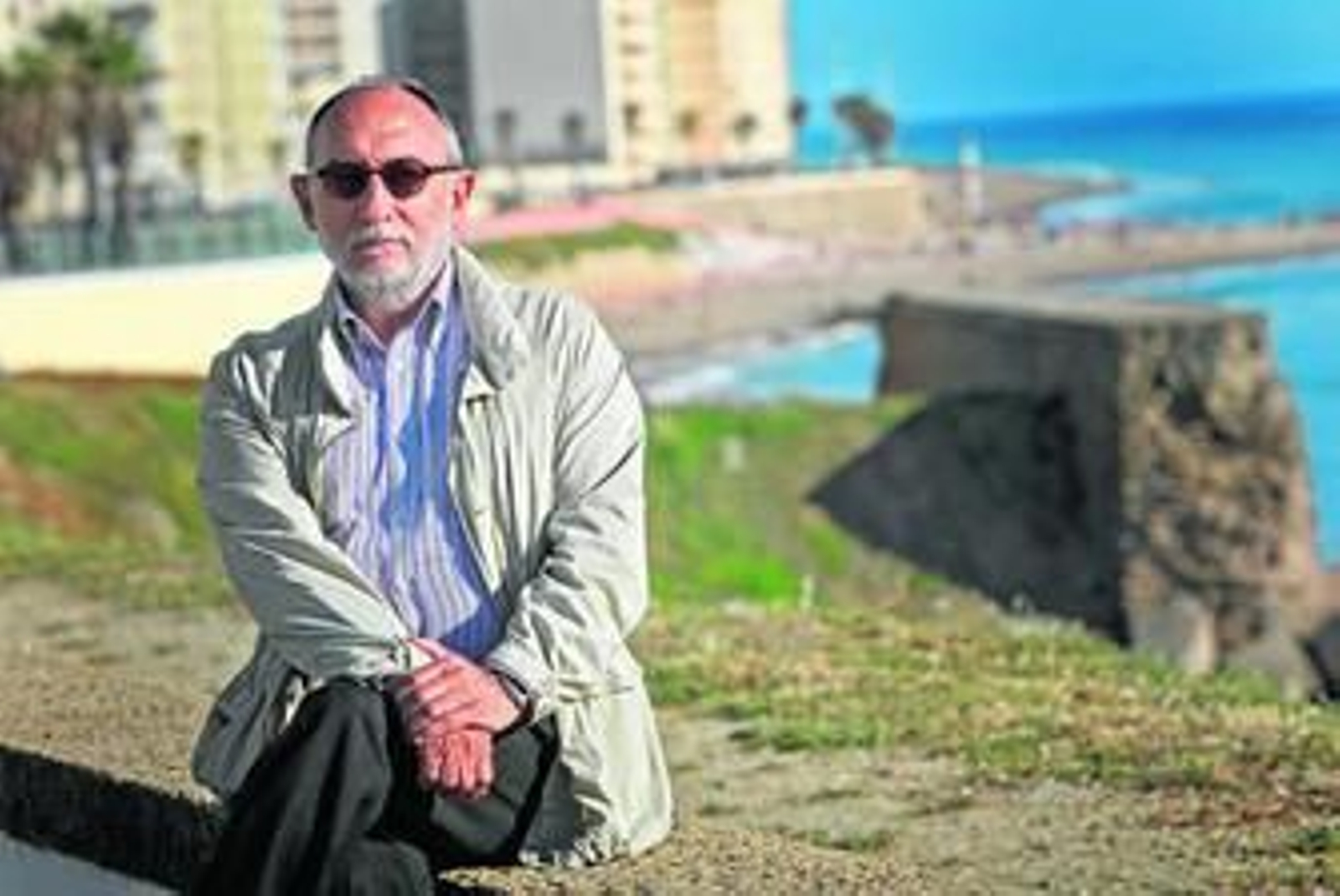 El inspector Francisco Poveda, el jueves en las inmediaciones del instituto Columela, cuyo nombre es símbolo de la educación pública en Cádiz.