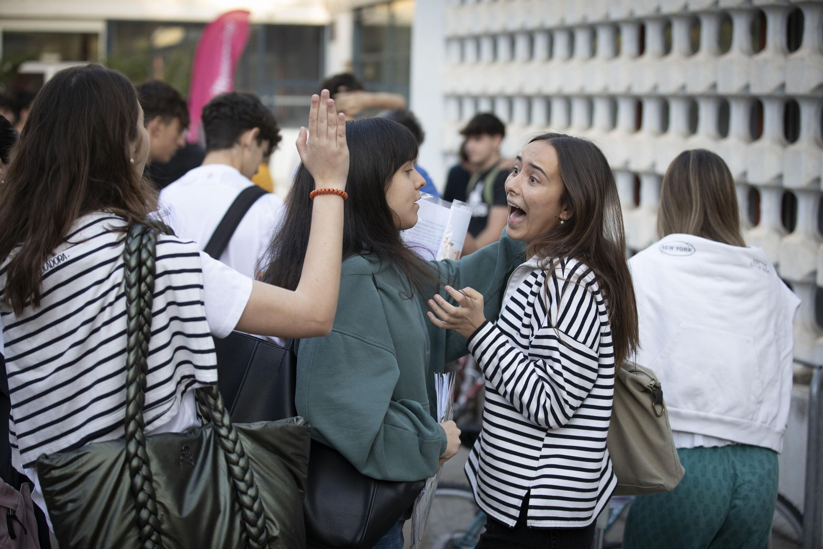 Varias alumnas muestran sus emociones tras los exámenes de este martes.