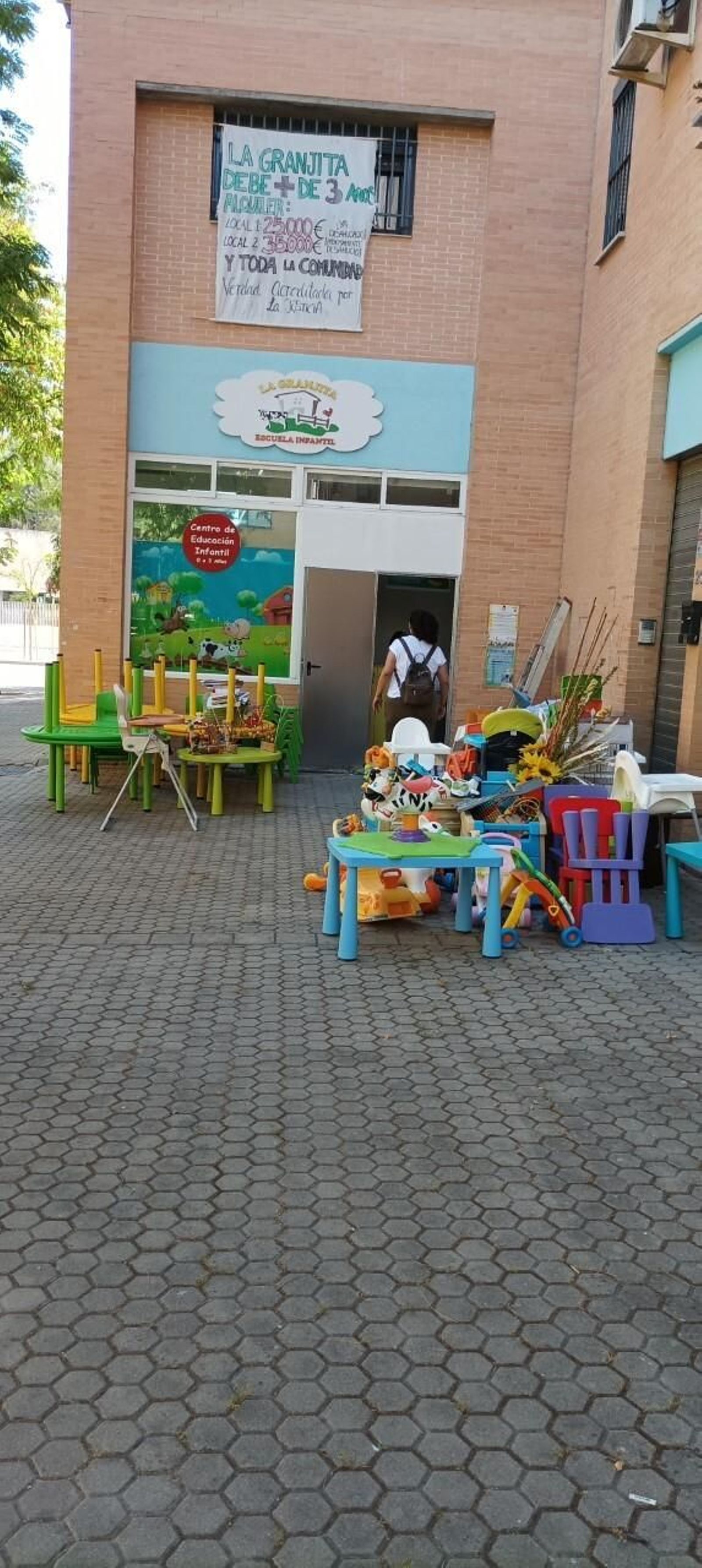 Mobiliario apilado durante el desahucio de la guardería La Granjita.