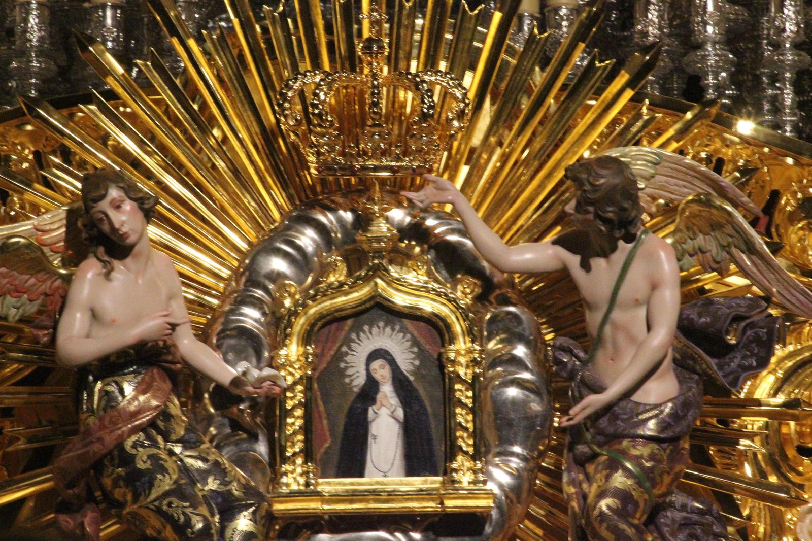 La Virgen de la Paloma preside el nuevo trono durante su presentación.