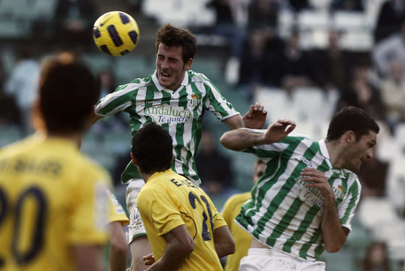 El Betis siguen mostrándose sólido en el Villamarín al ganar 3-0 al Alcorcón. / Antonio Pizarro