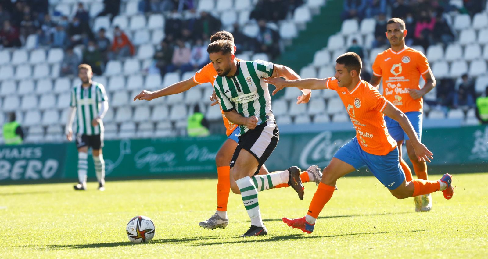 Omar Perdomo conduce el balón en la visita del Panadería Pulido al Córdoba CF en El Arcángel.