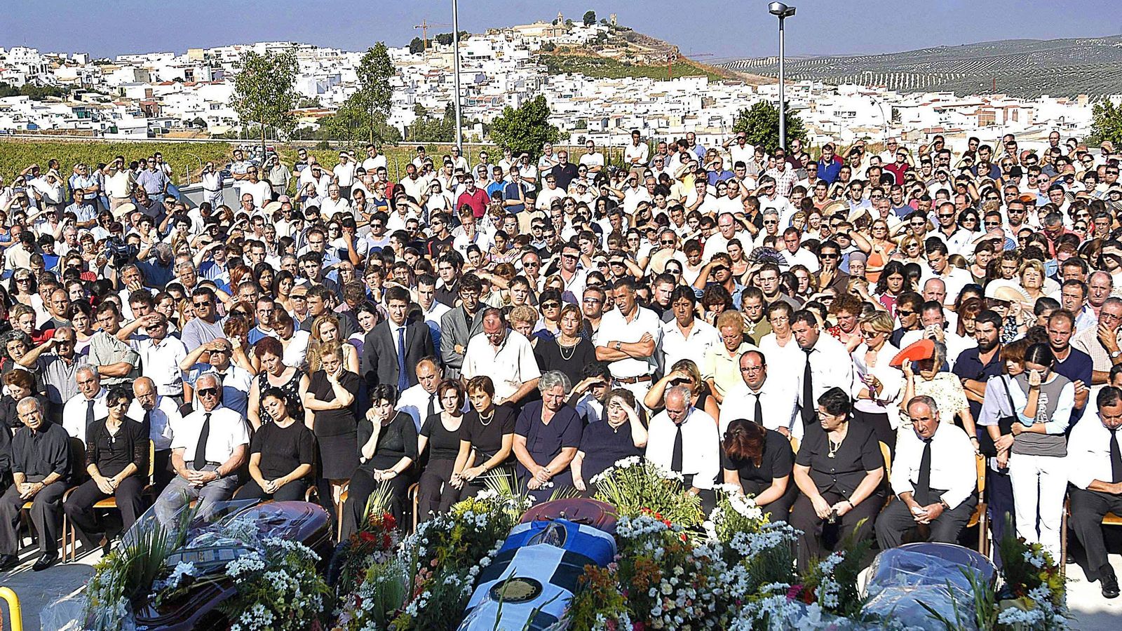 Funeral por la muerte de cinco albañiles en Aguilar de la Frontera en un accidente en la N-331 en 2003