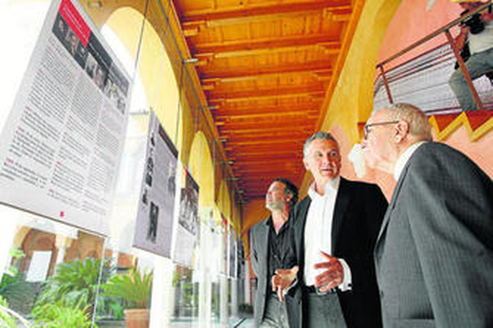 Paulino Plata contempla la exposición sobre Giner de los Ríos junto al delegado provincial de Cultura, Ramón López, y el poeta Pablo García Baena.