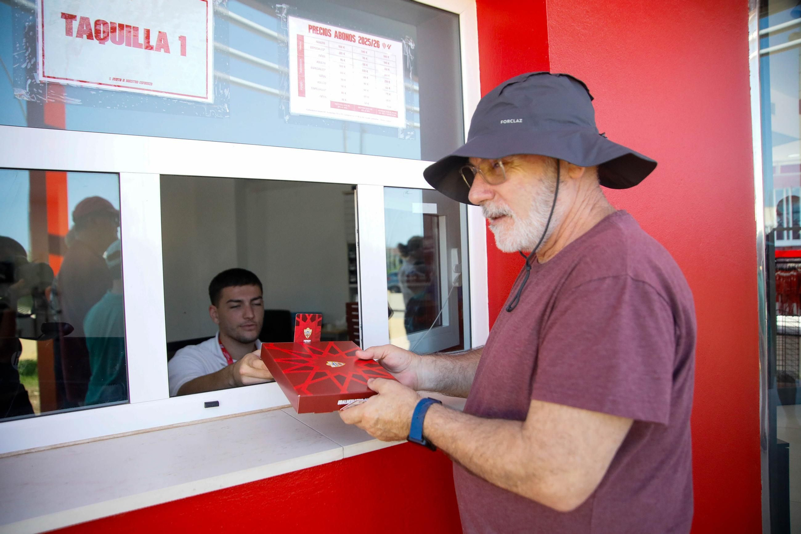 Las imágenes de la campaña de abonos de la UDA y apertura de la tienda del club