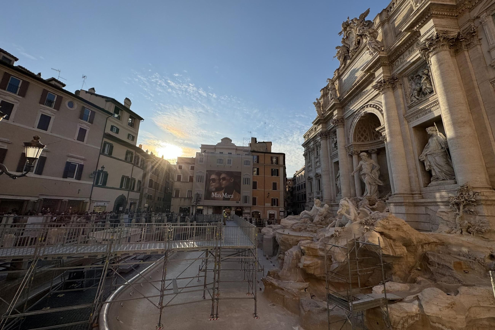 La Fontana de Trevi ya se puede observar de cerca gracias a una polémica pasarela