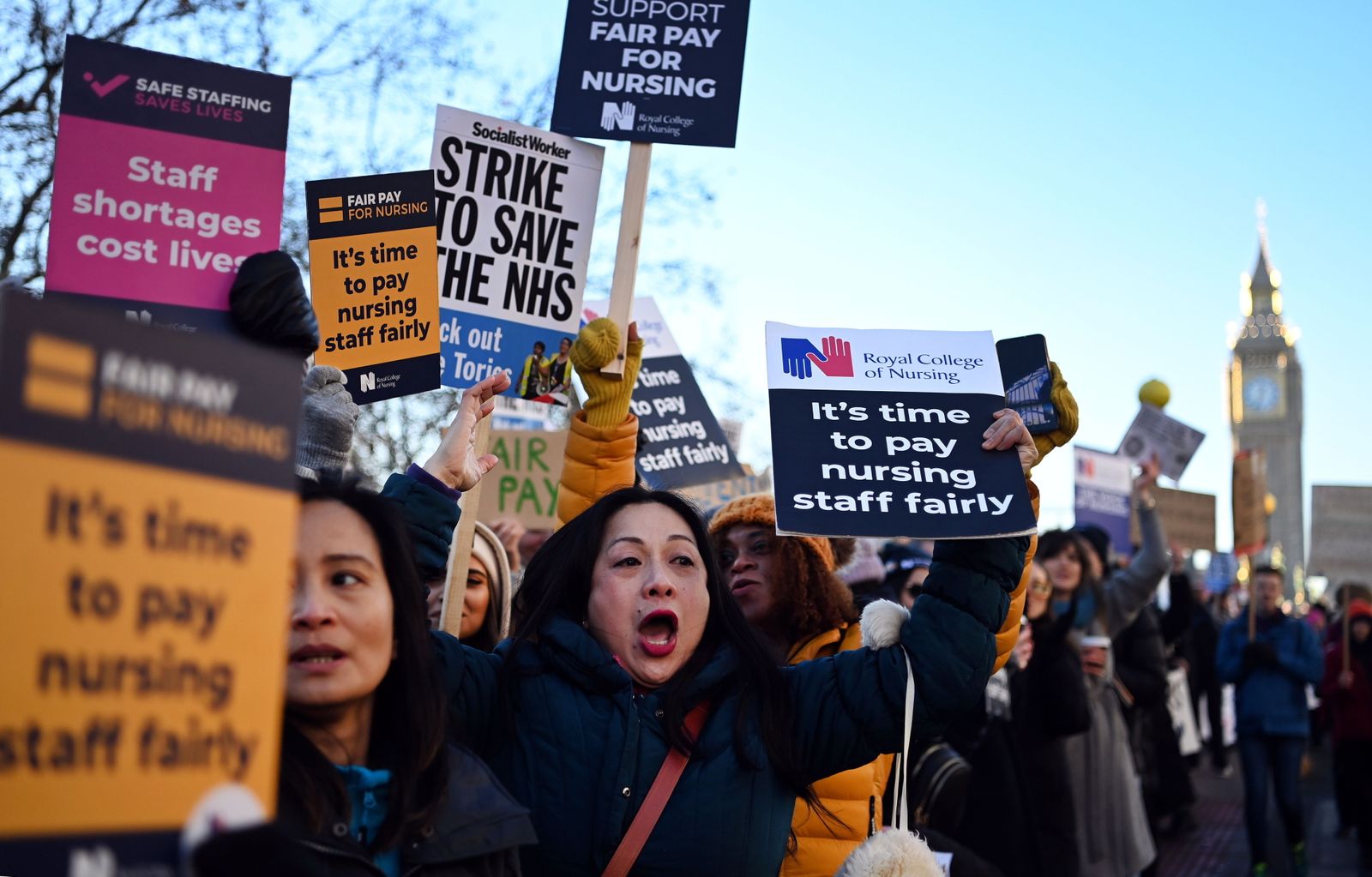 Enfermeras protestan en las puertas del hospital St.Thomas, en Londres.