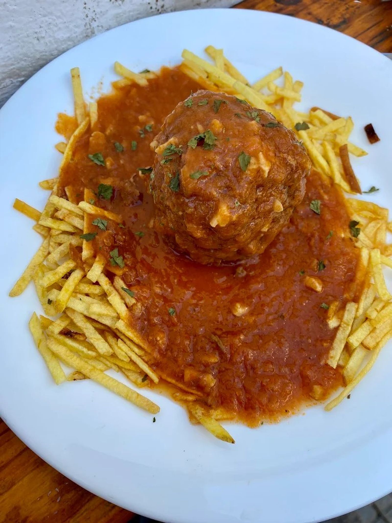 Albondigón de piñones, de Abacería Cruz Vieja.