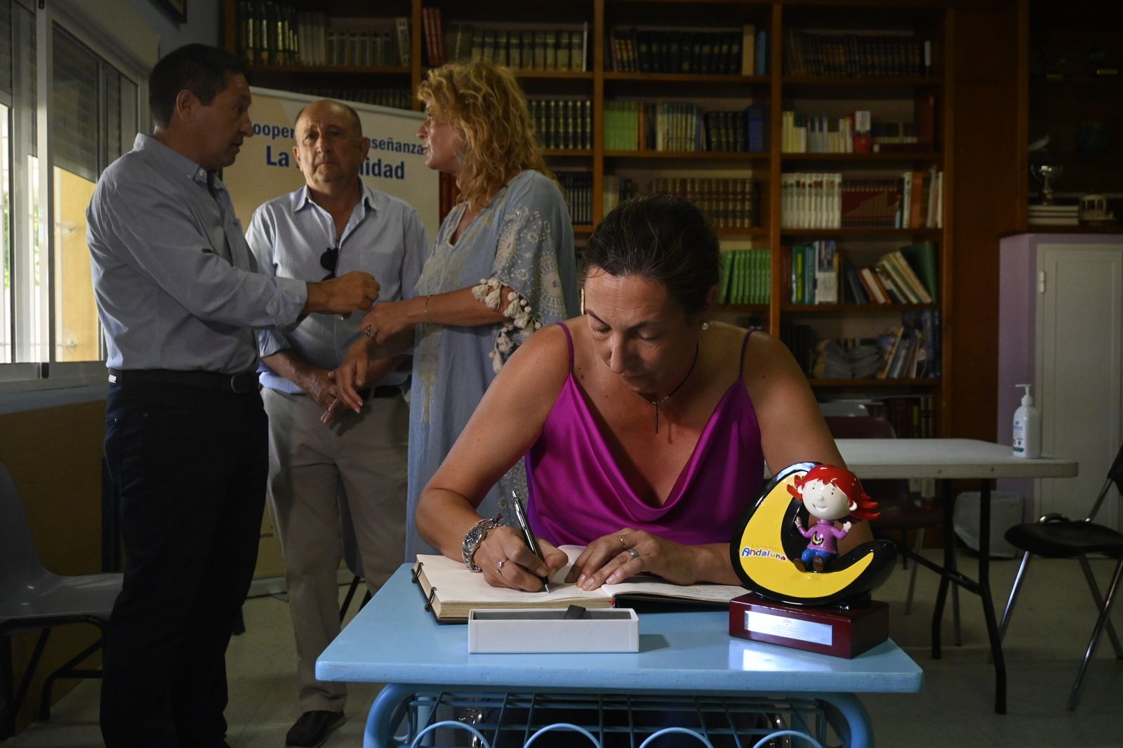 Loles López y Pilar Miranda visitan la escuela de verano del Distrito V, en imágenes