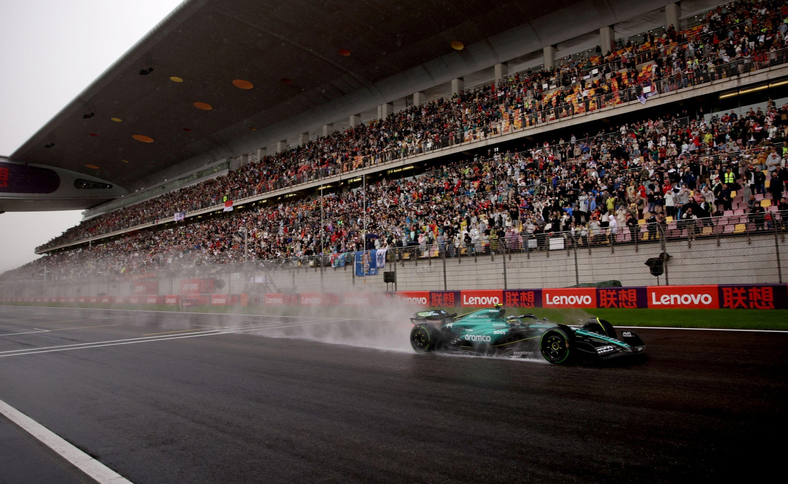 El Aston Martin de Fernando Alonso, sobre el muy mojado asfalto del circuito chino.