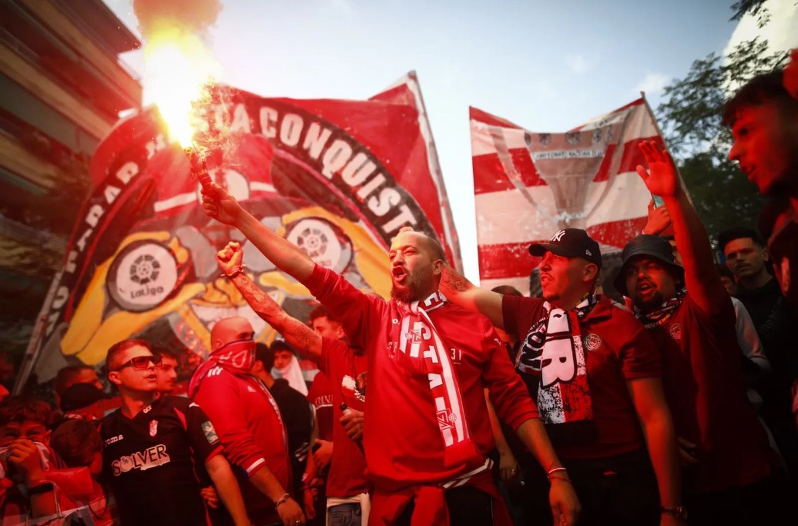 Aficionados del Granada CF durante un recibimiento al equipo.
