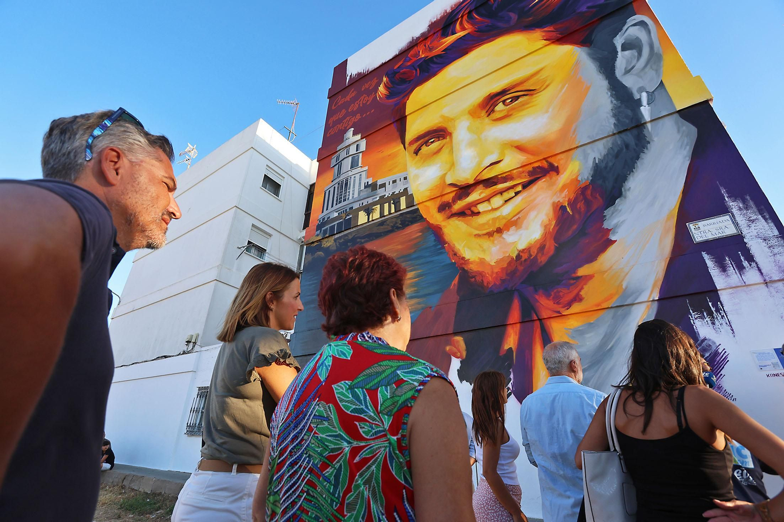 Imágenes de la inauguración del mural homenaje a Manuel Carrasco en Isla Cristina