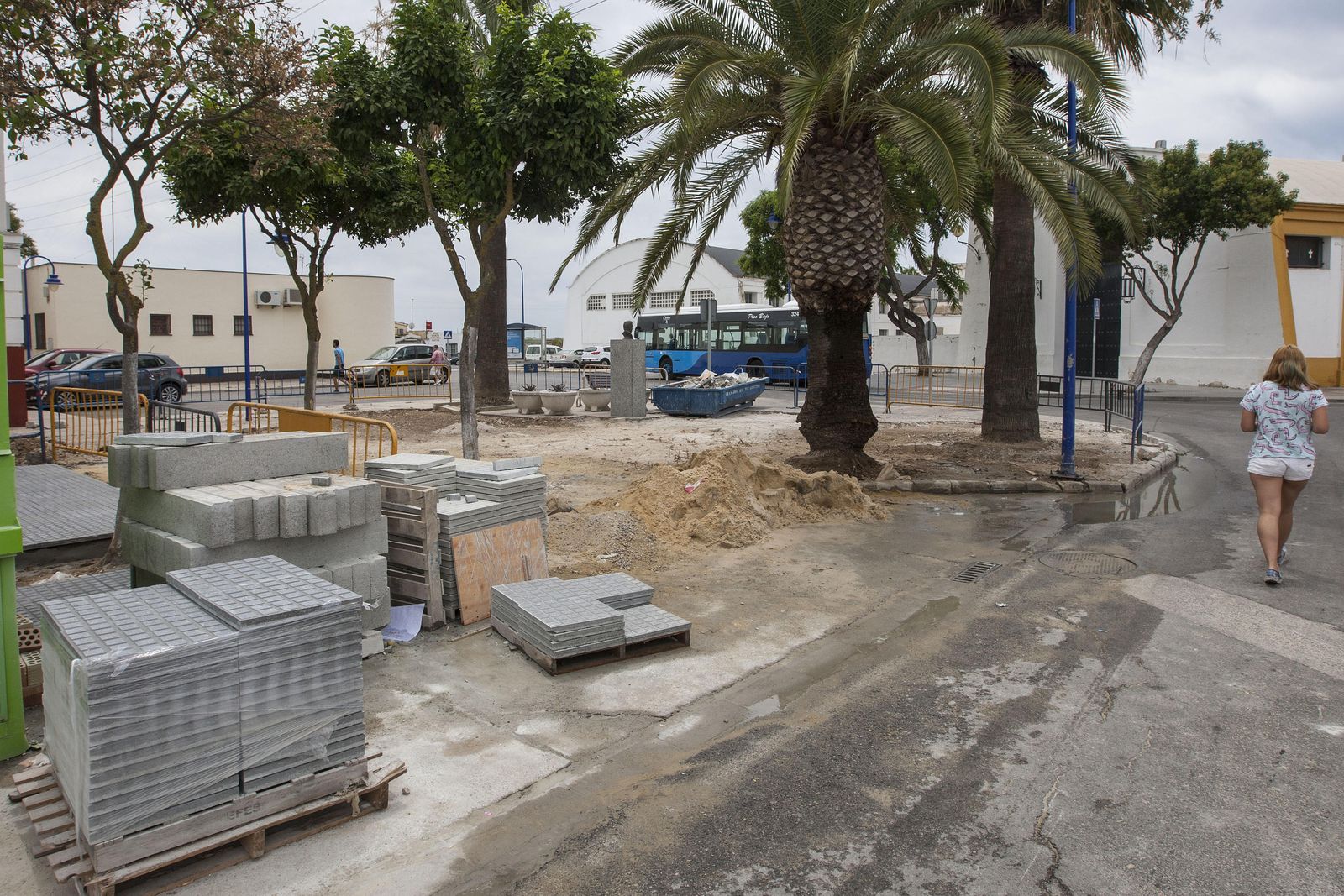 Obras de mejora en la plaza de la Sagrada Familia, en la barriada Bazán.