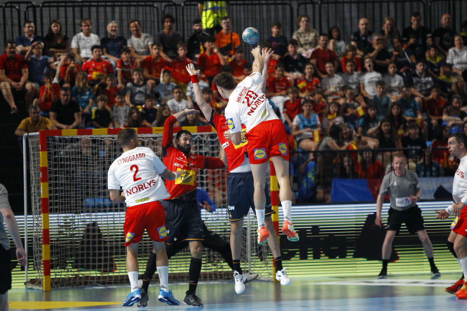Imágenes del España-Dinamarca de la EHF Euro Cup de balonmano, en Almería