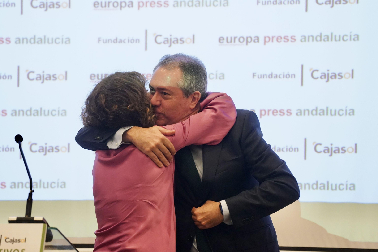 María Jesús Montero saluda a Juan Espadas en un encuentro de Europa Press en Málaga.