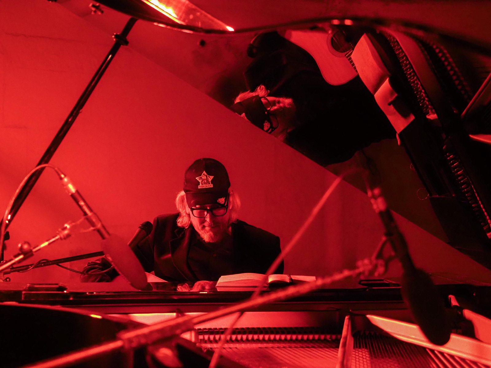 Las fotografías del concierto de Howe Gelb en la Iglesia de la Magdalena de Córdoba