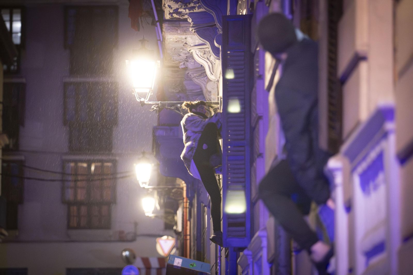 Todas las imágenes: una okupa trepa con cuerda para acceder al piso ocupado en Granada