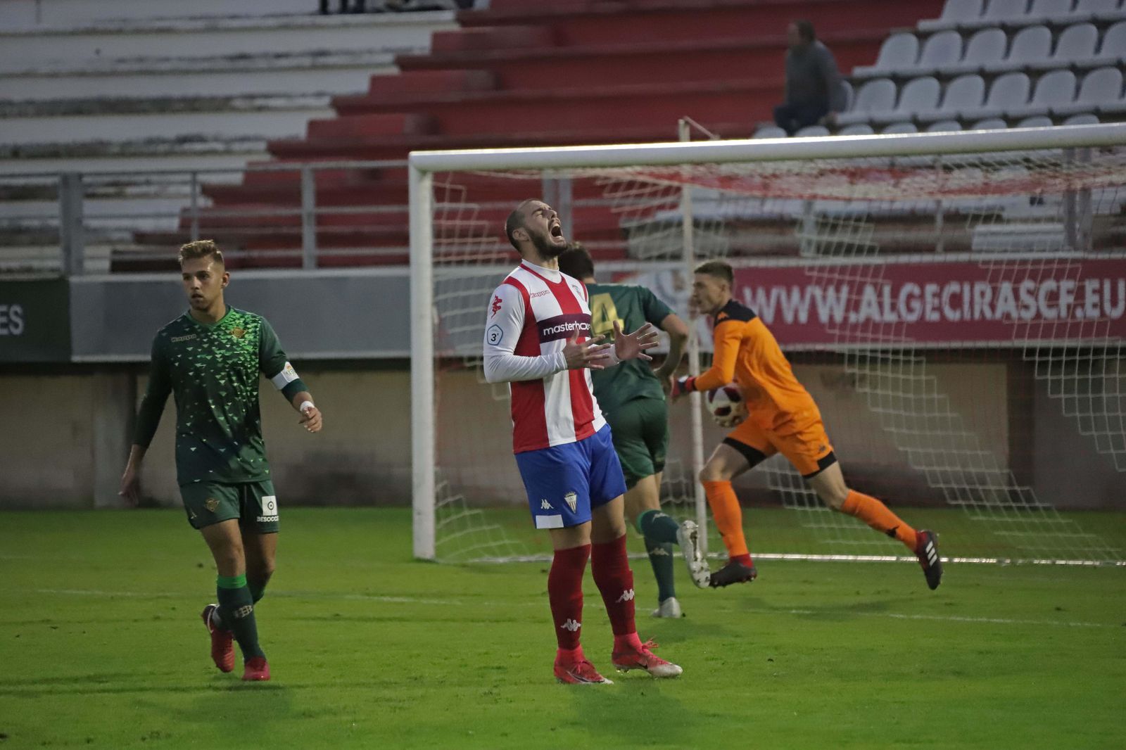Antonio Sánchez se lamenta de una ocasión perdida.