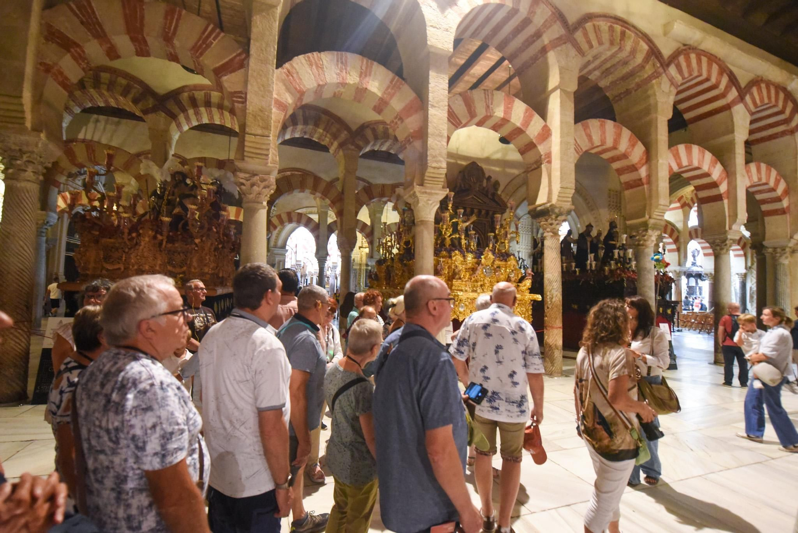 Las mejores fotos de las imágenes del Magno Vía Crucis en la Catedral de Córdoba