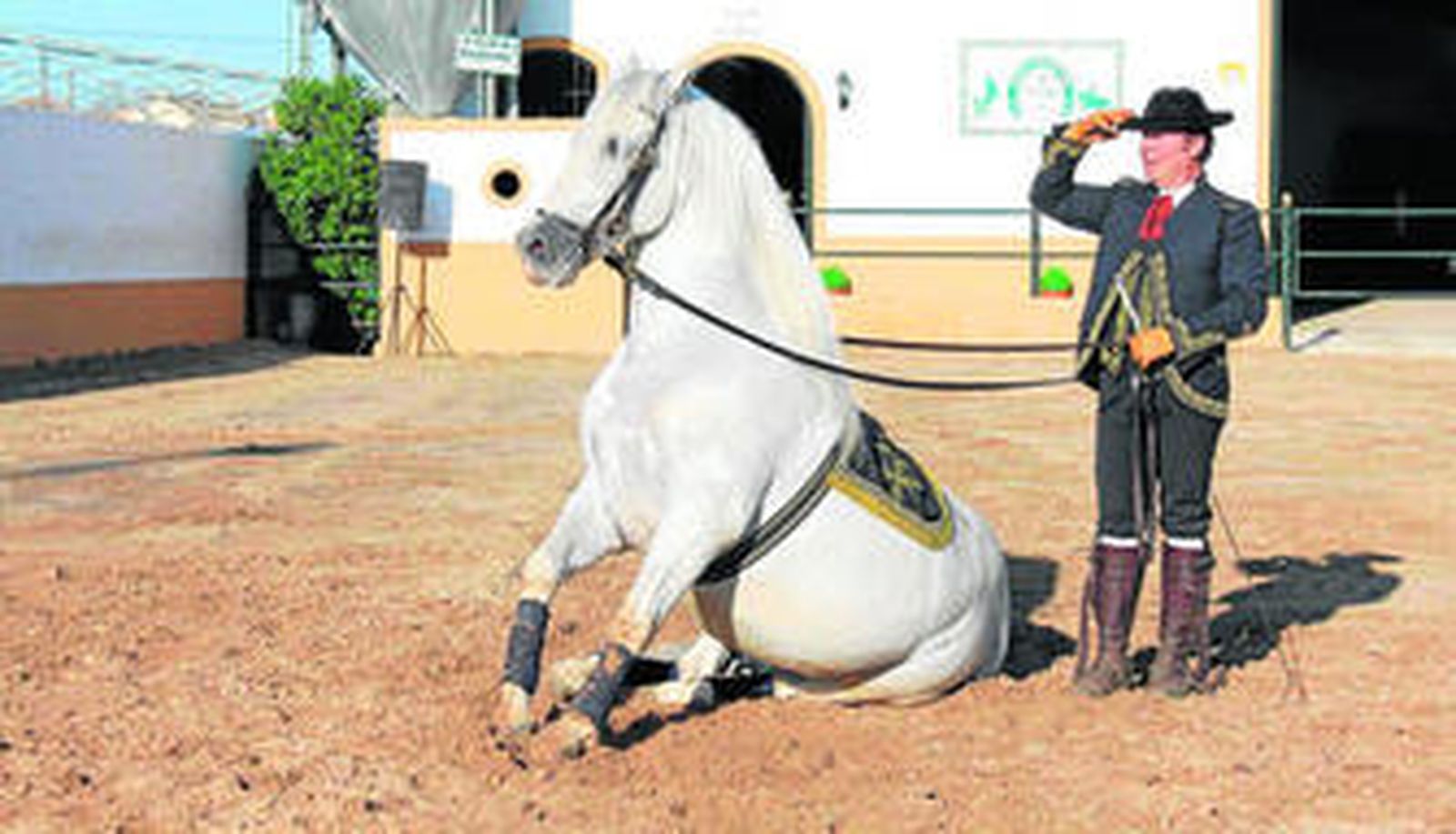 Carmelo Cuevas, con uno de sus caballos en el espectáculo inaugural de la nueva Escuela Municipal de Equitación, radicada en La Jara.