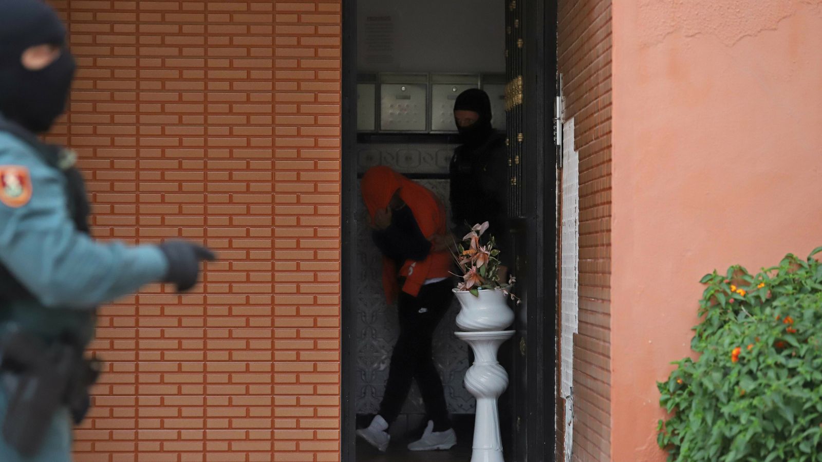 Fotos del registro de la Guardia Civil en la calle Guadalupe de La Línea