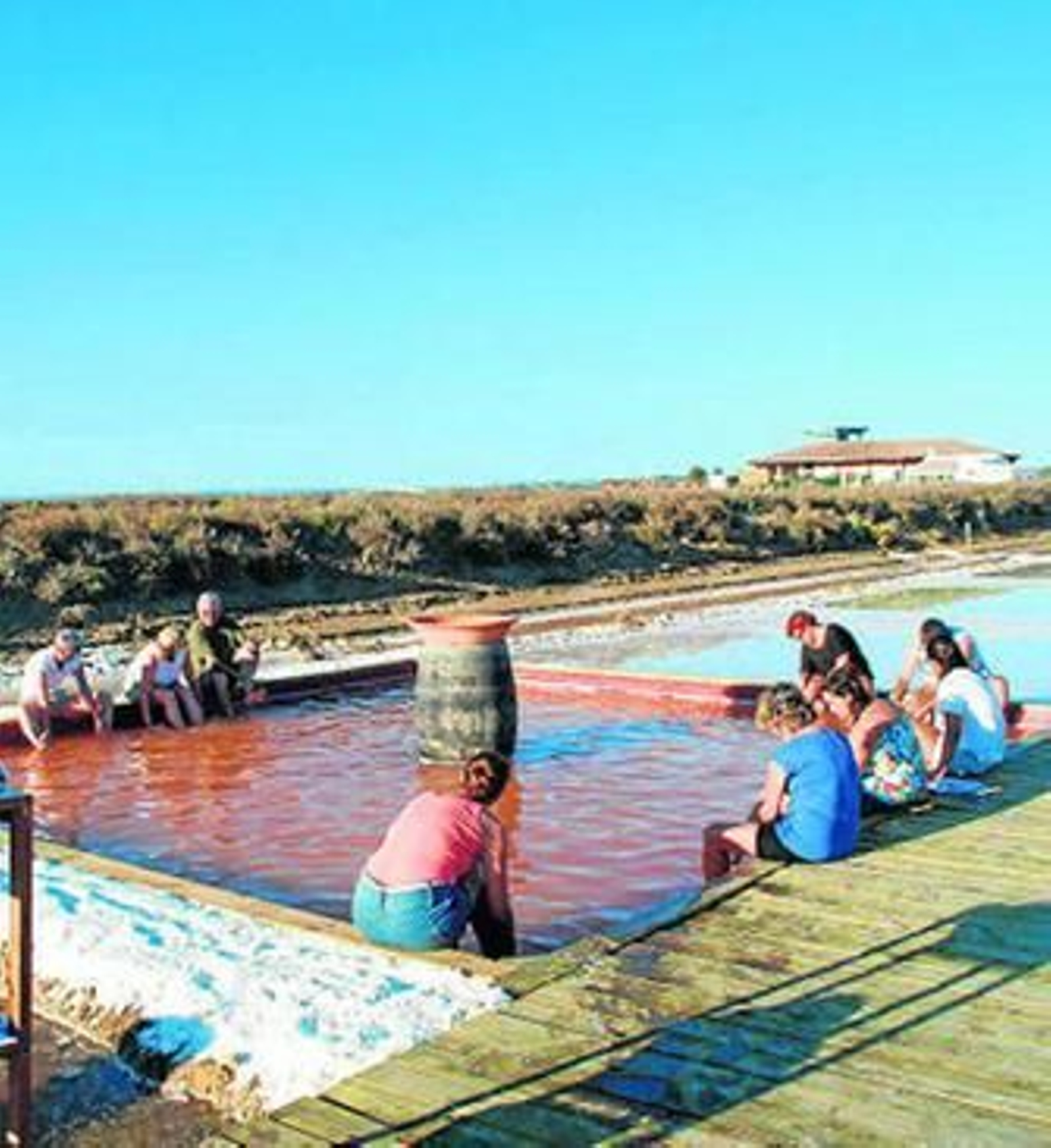 Un grupo de personas disfruta de una sesión en las salinas.