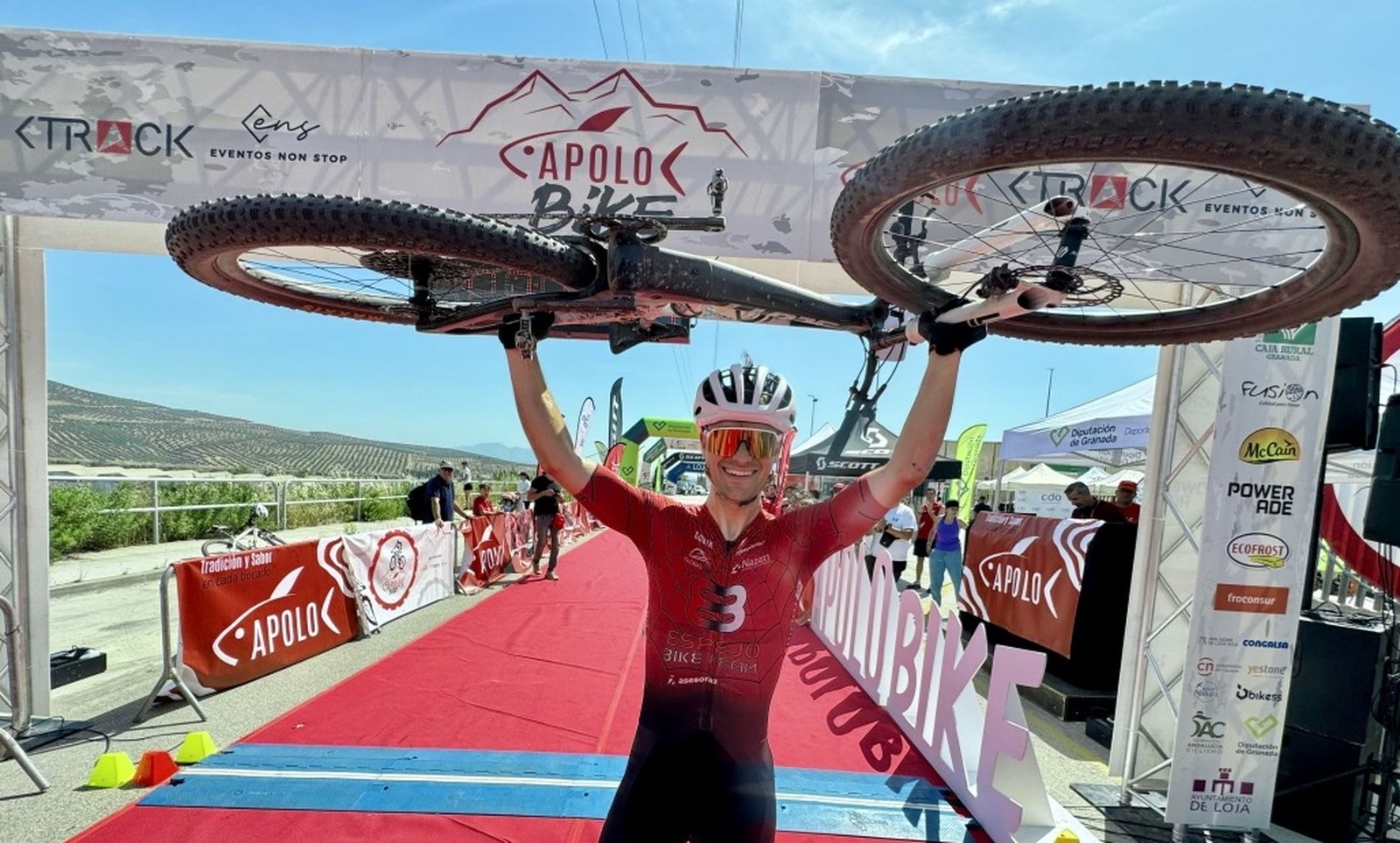 Miguel Molina a su entrada en meta.