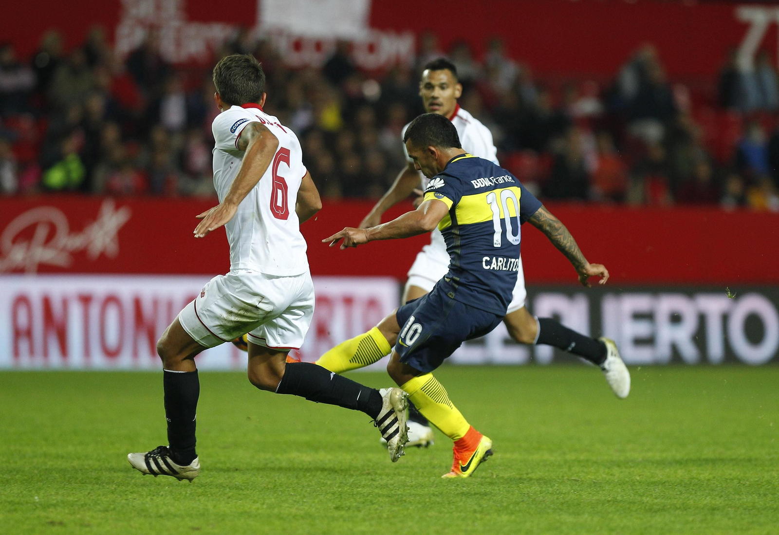 1. Los dos equipos posan con un cartel de Puerta detrás.  2. Tevez ejecuta el golpeo del 1-3 con un balón bombeado que sobrepasó a Sirigu. 3. Ganso no puede detener el avance de Pavón. 4. Los mellizos Barros Schelotto conversan al final con el Mudo Vázquez.