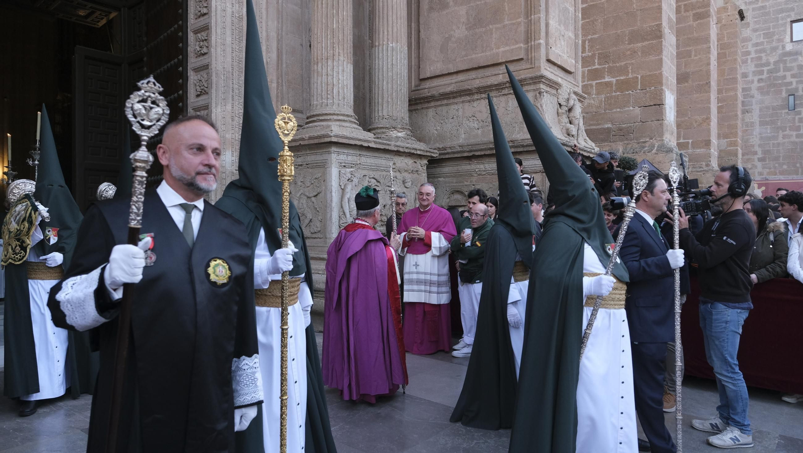 Estudiantes en la Semana Santa de Almería 2025