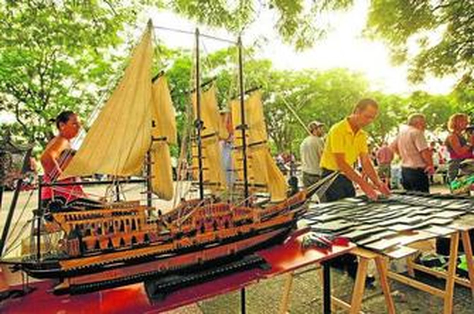 Dos vendedores situados en la Alameda Vieja durante la velada de ayer preparan sus artículos.
