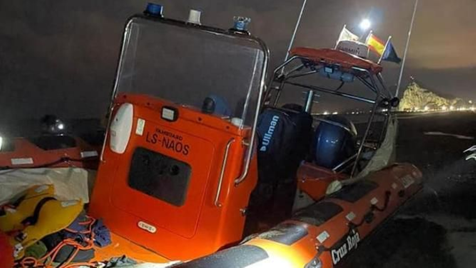 La embarcación de Cruz Roja de Santa Pola, en La Línea.