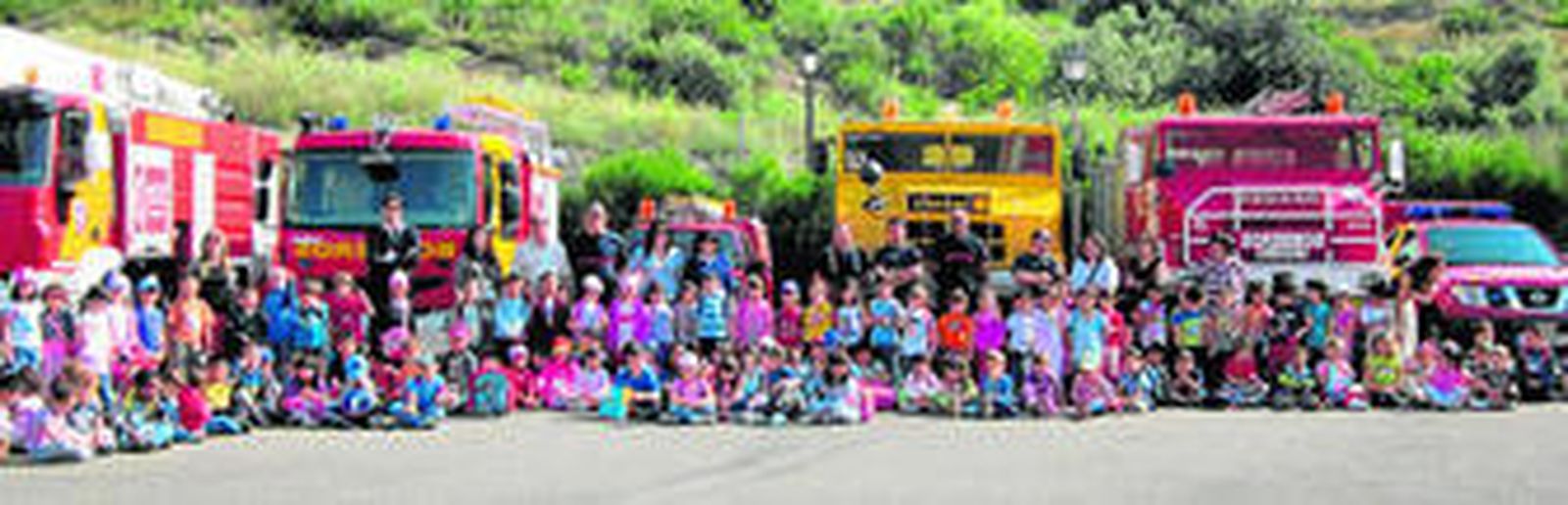 Alumnos del colegio Emilio Zurano en el parque de bomberos