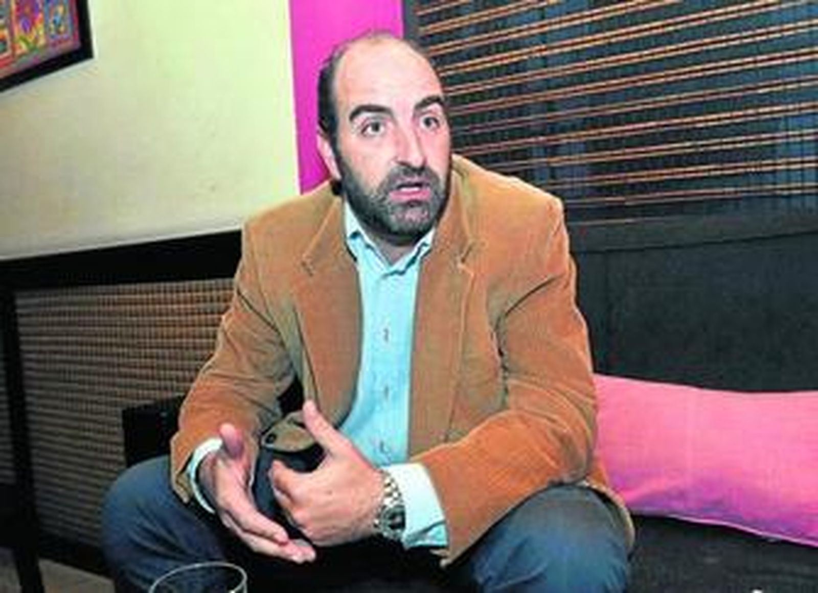 Alejandro Díaz Sánchez de Movellán, en el bar Java, en la calle San Jacinto, nombre tan exótico como sus trayectos aéreos.