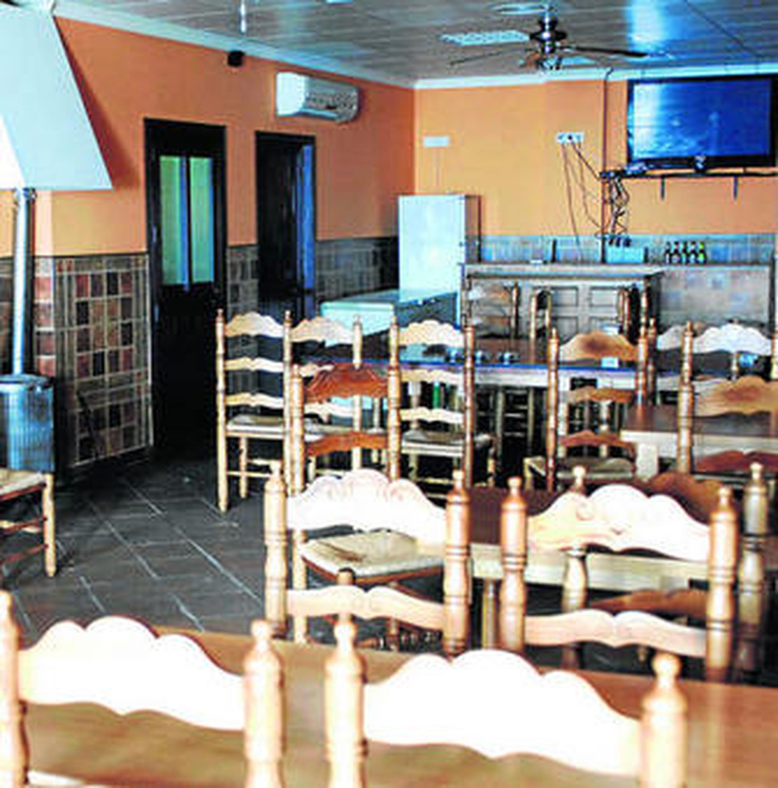 Interior del club, cerrado, con las dos puertas motivo de la decisión.