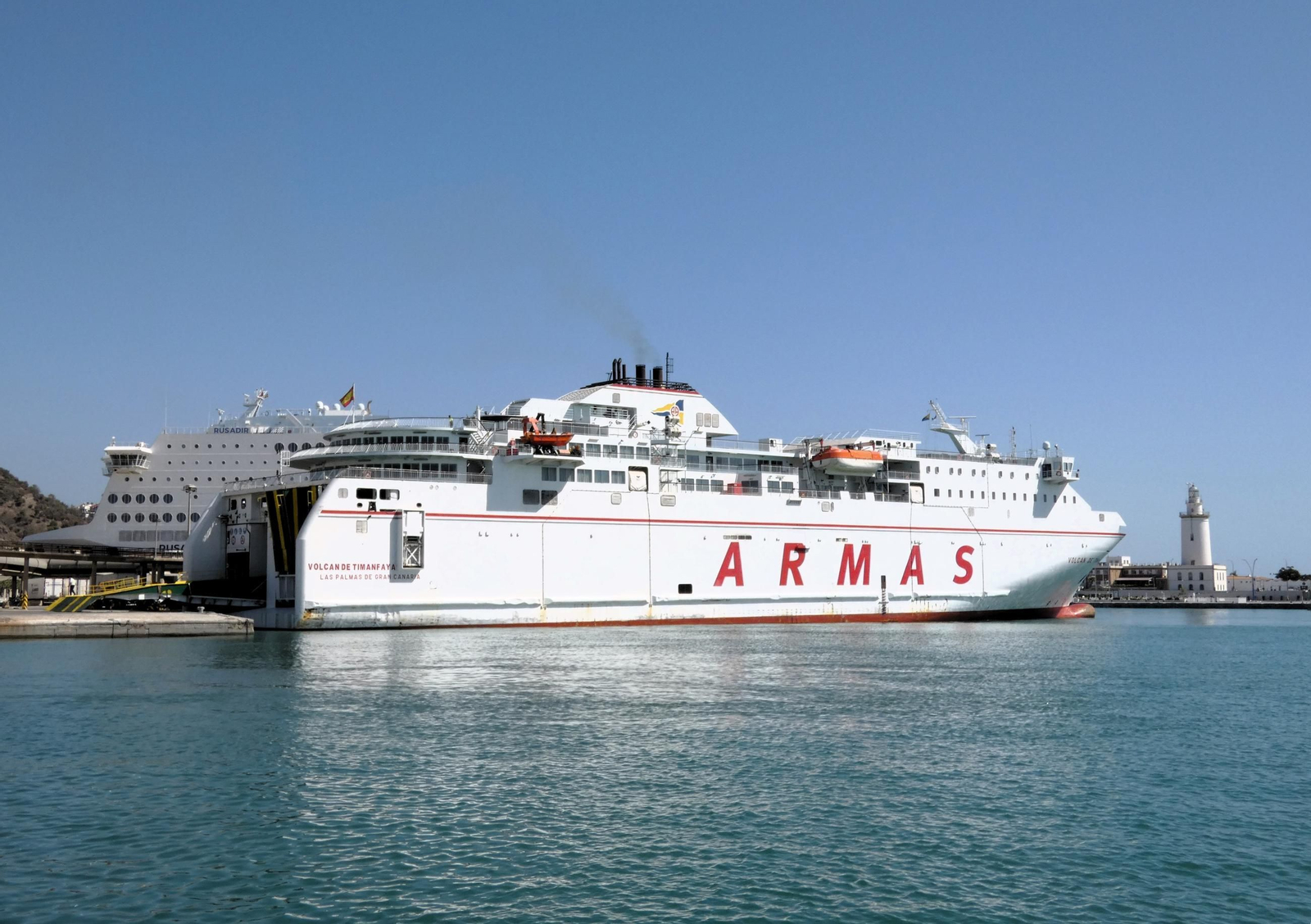 Ferry 'Volcan de Timanfaya' preparando ayer su primera salida a Melilla.