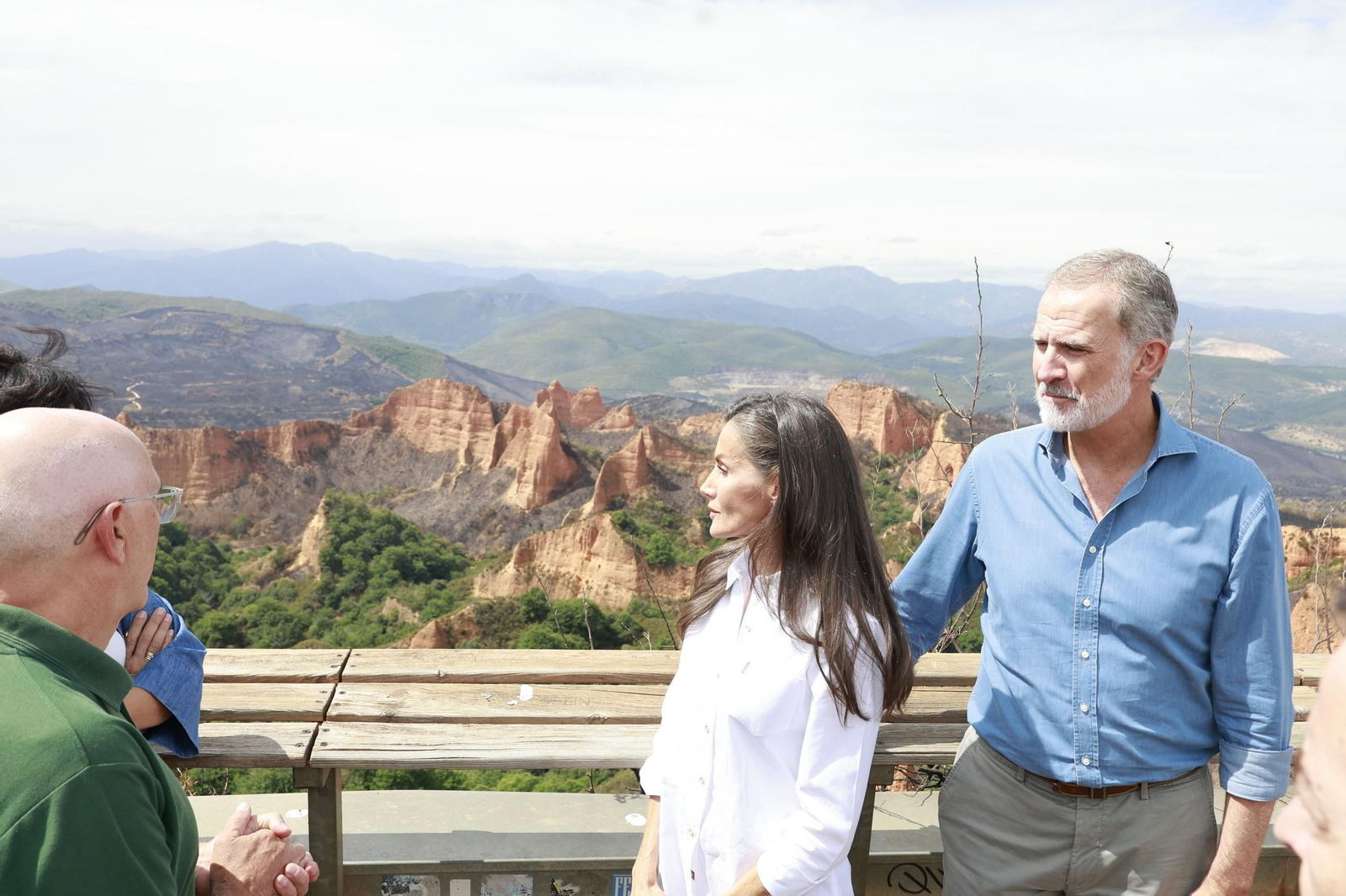 Las fotos de la visita de los Reyes a las zonas afectadas por los incendios en Sanabria y Las Médulas