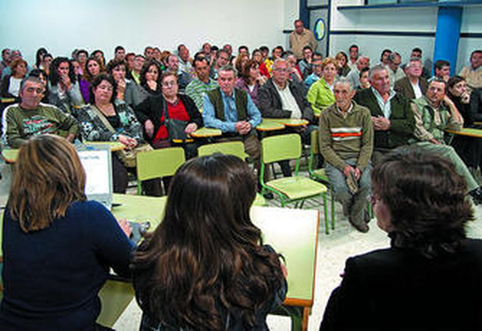 La alcaldesa (a la izquierda, de espaldas) explicó el proyecto a los vecinos de la Dehesilla.