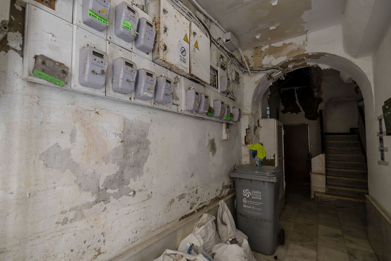 Portal de acceso a la finca de Javier de Burgos, 19.