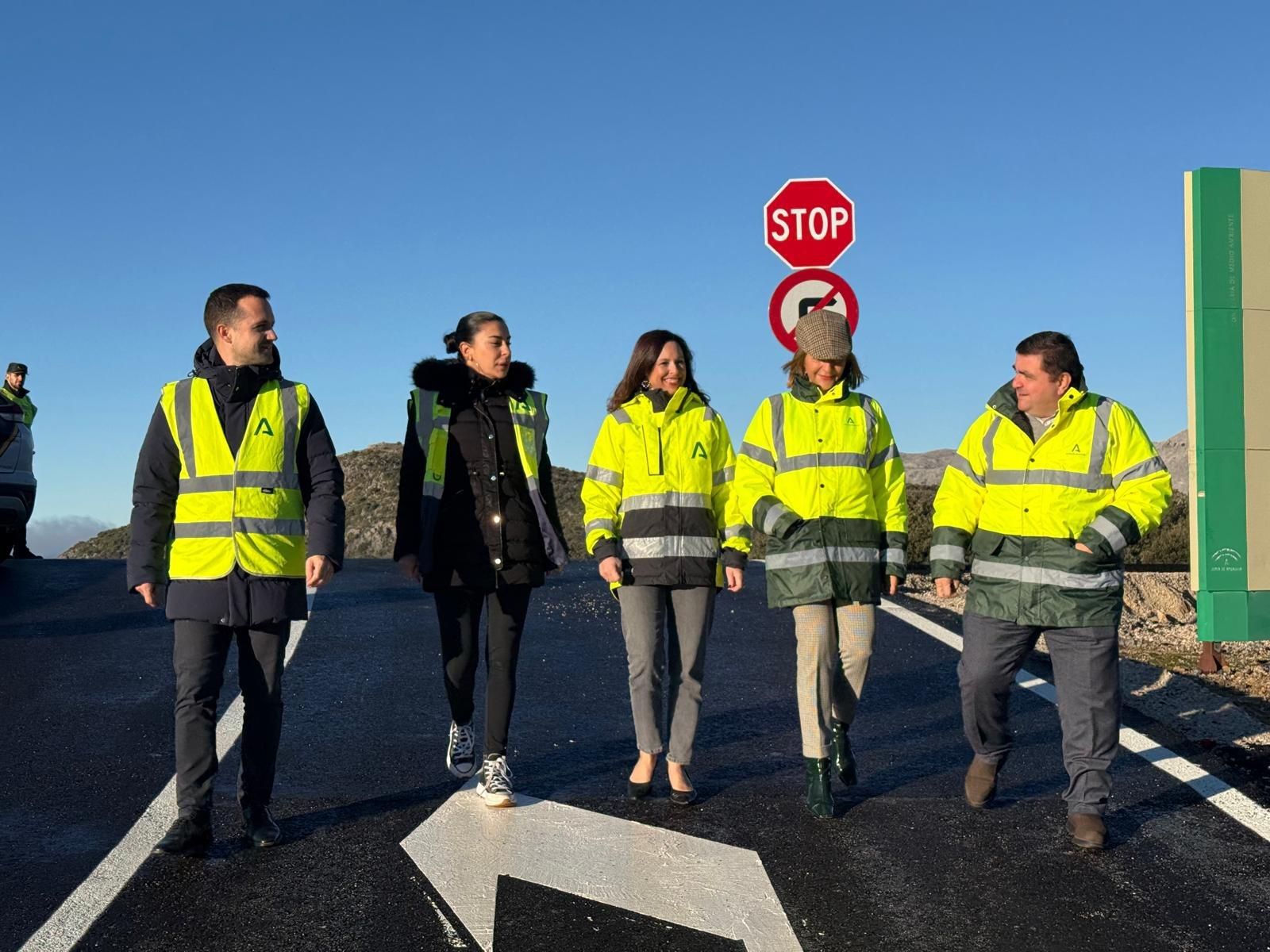 Autoridades durante su visita este jueves al lugar de las obras, en el acceso al camping de Conejeras.