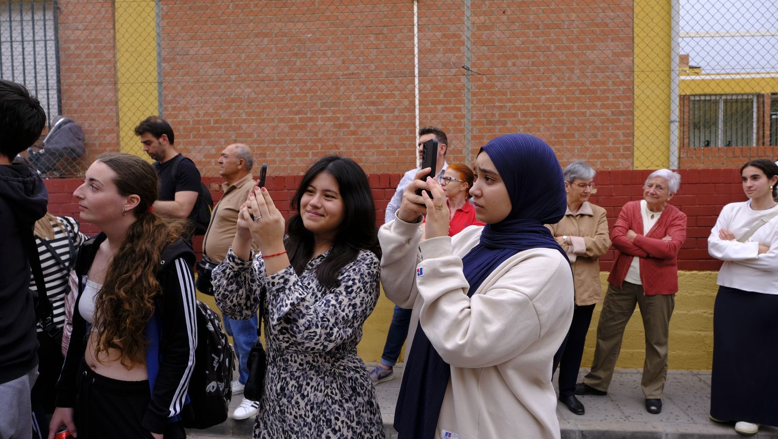La Procesión de Los Ángeles de sobrepuso a la lluvia, en imágenes