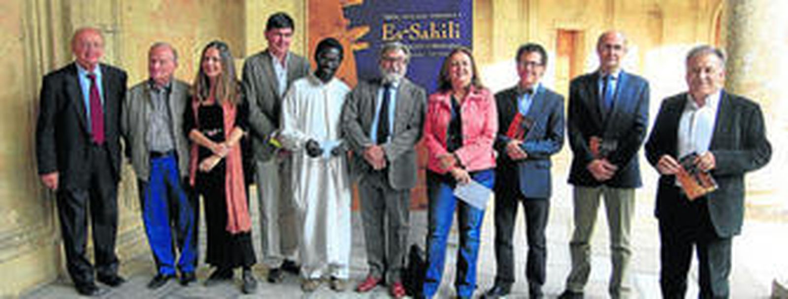 Foto de familia de los participantes en la presentación, la mesa redonda o la lectura de la noche de Es-Sahili.
