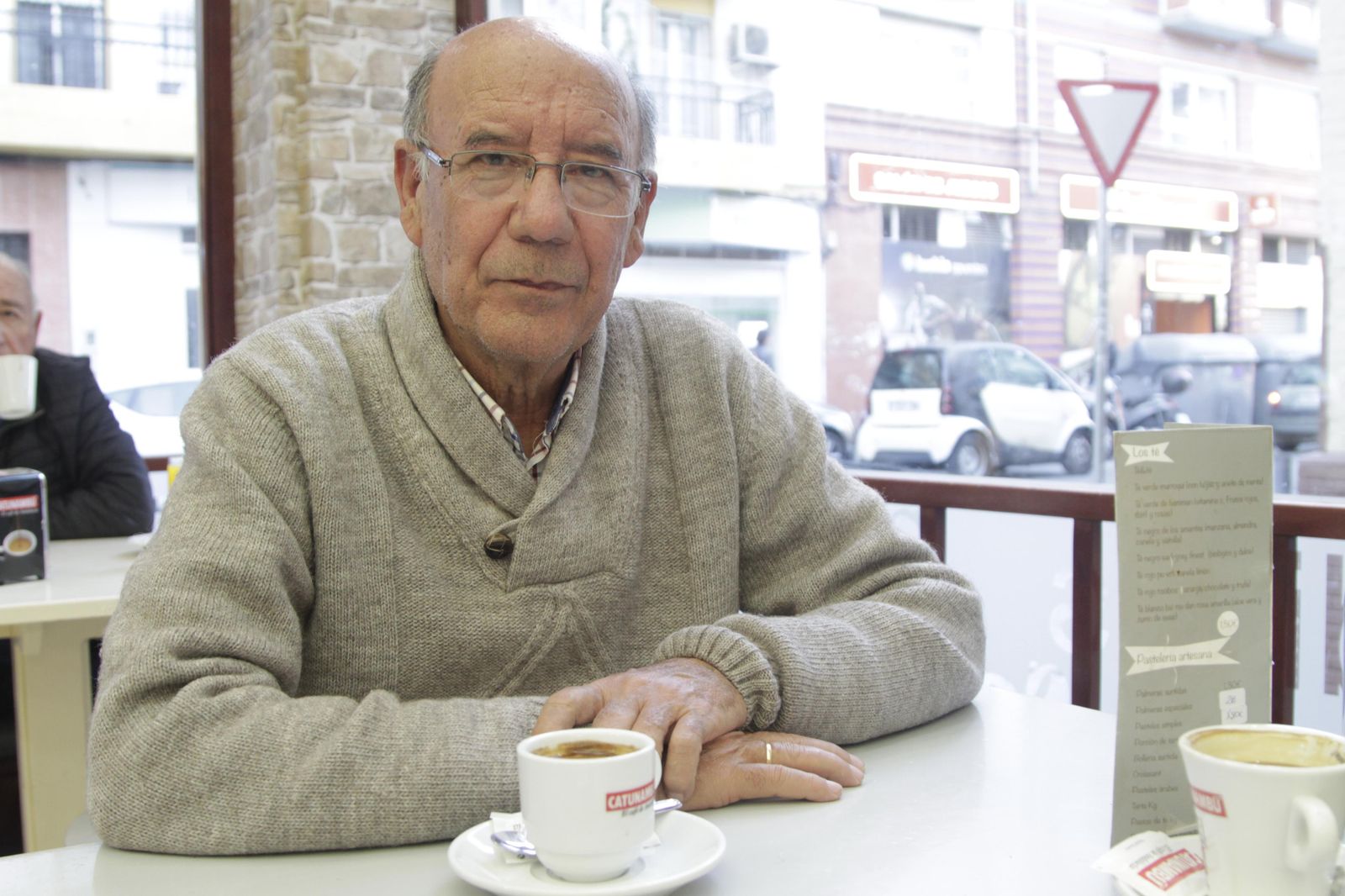 Joaquín Díaz, en la cafetería Doña Manuela, en la calle Pagés del Corro de Triana.