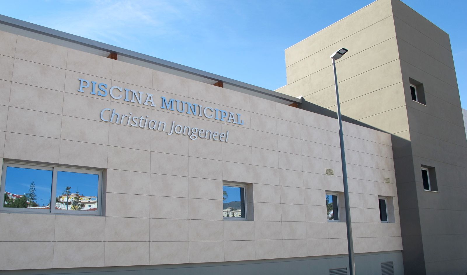 Fachada de la piscina cubierta de Rincón de la Victoria.