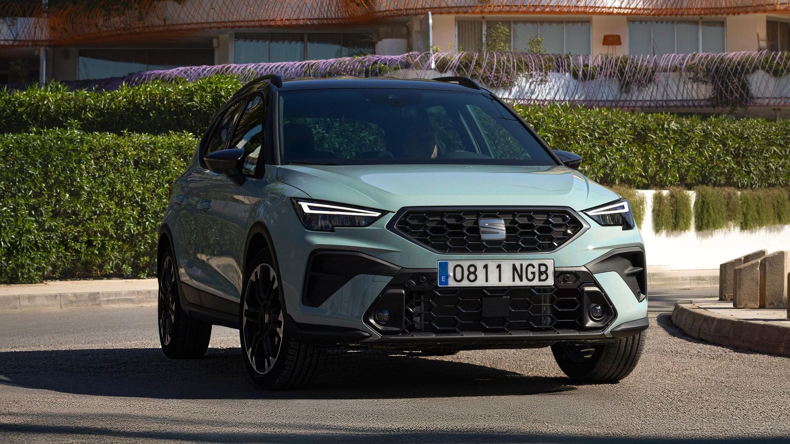 En el Arona desaparece la pretensión de ofrecer una imagen de robusto SUV, como ocurría con la versión X-Perience; y se avanza en busca de un aspecto más refinado.